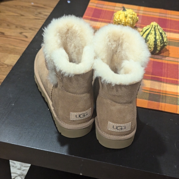 UGG Women's Mini Bailey Button Boot - Picture 5 of 8